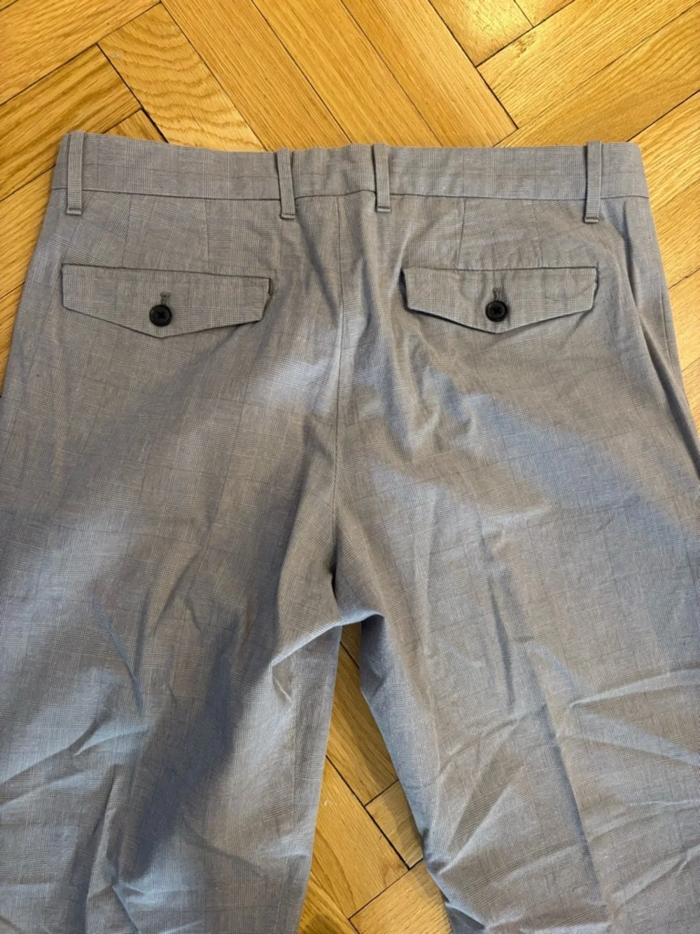 GAP Tailored Khakis in Straight Fit in gray plaid pattern - 33 x 30